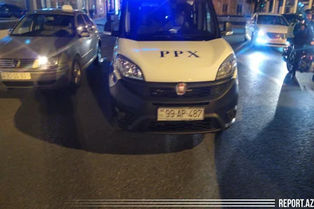 Bakının mərkəzində yol qəzası oldu, avtomobillərdən biri aşdı - YENİLƏNİB