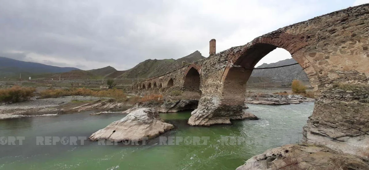 Azerbaijani journalists visit Khudaferin bridge