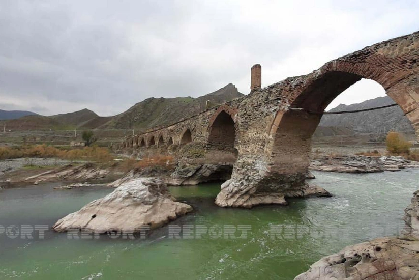 Azerbaijani journalists visit Khudaferin bridge