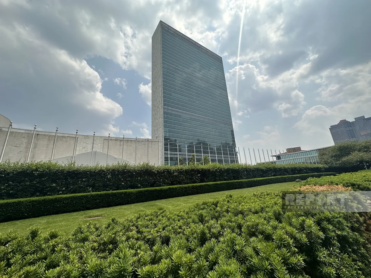 В штаб-квартире ООН спущены флаги