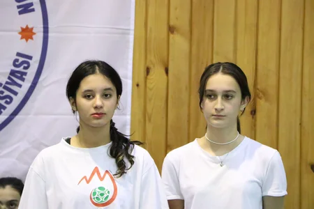 AVF prezidenti yeniyetmə voleybolçularla görüşüb