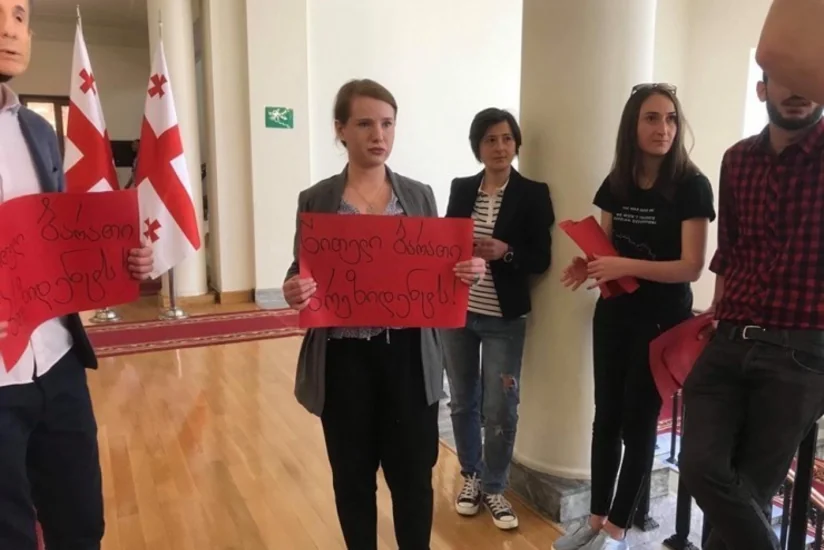 Gürcüstan Prezidentinə impiçment tələbi ilə aksiyalara başlanılıb