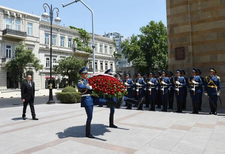 ​Prezident İlham Əliyev Azərbaycan Xalq Cümhuriyyətinin şərəfinə ucaldılmış abidəni ziyarət edib
