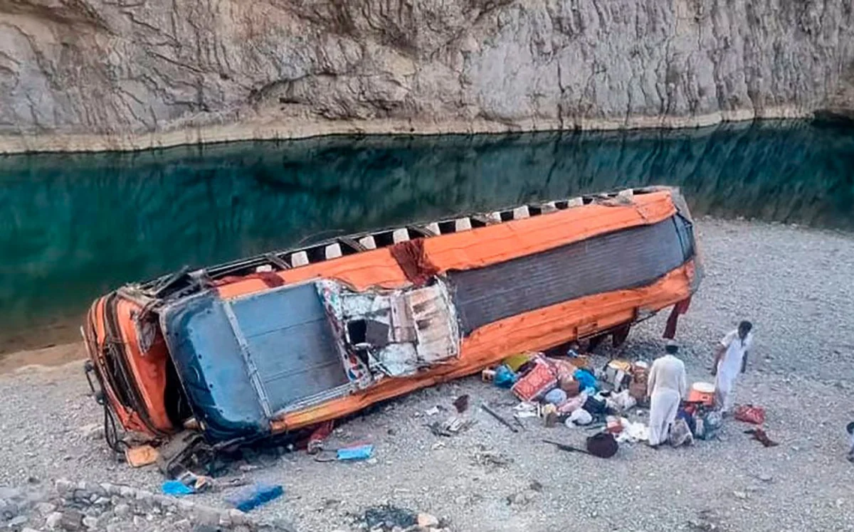 17 killed, 41 injured in Pakistan truck crash