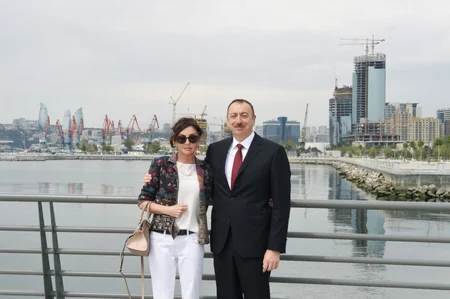 ​Prezident İlham Əliyev Bakı Ağ Şəhər bulvarında yaradılan şəraitlə tanış olub