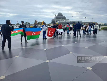 Dünya çempionatında üç medal qazanan Azərbaycan ağırlıqqaldıranı Vətənə qayıdıb