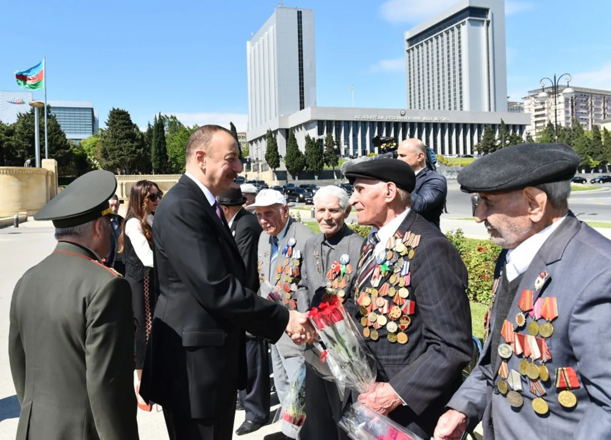 ​Prezident İlham Əliyev 9 May - Qələbə bayramı münasibətilə Bakıda keçirilən mərasimdə iştirak edib