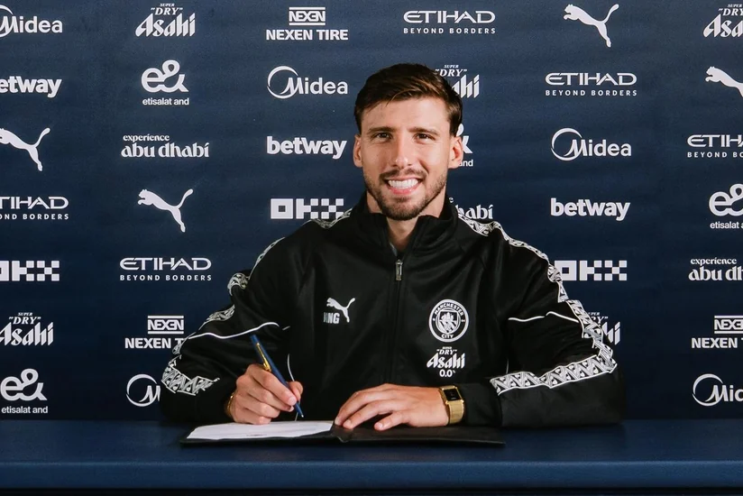 Mançester Siti futbolçusu ilə yeni müqavilə imzaladığını elan edib