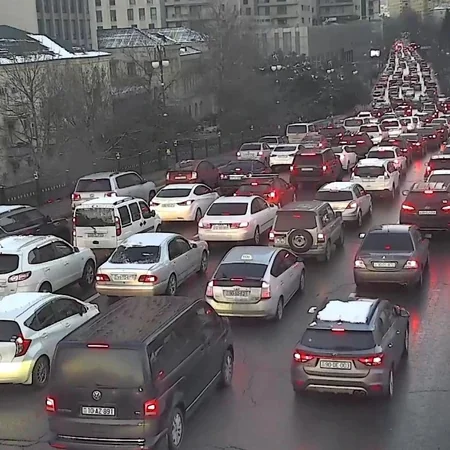 Hava şəraiti ilə əlaqədar ​​​​​​​Bakının bir sıra yollarında tıxac yaranıb