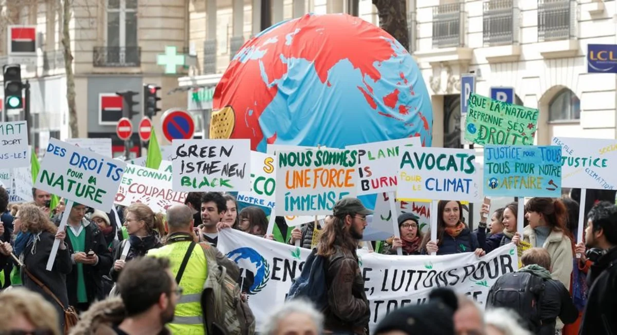 Ekoaktivistlər Paris yaxınlığında etiraz aksiyası keçiriblər