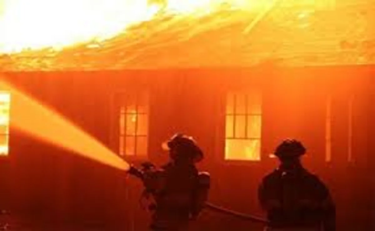 Bakıda 1 mərtəbəli ev yanıb