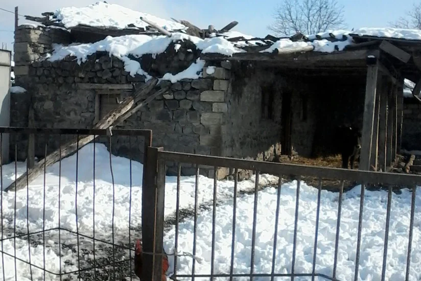 Qaxda qar tikilinin  dam örtüyünü çökdürüb - FOTO