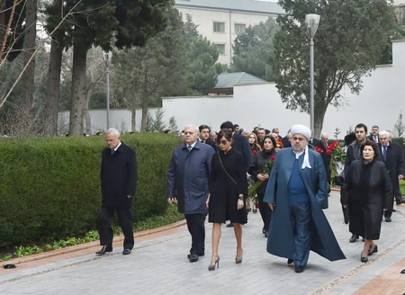 Prezident İlham Əliyev ümummilli lider Heydər Əliyevin məzarını ziyarət edib