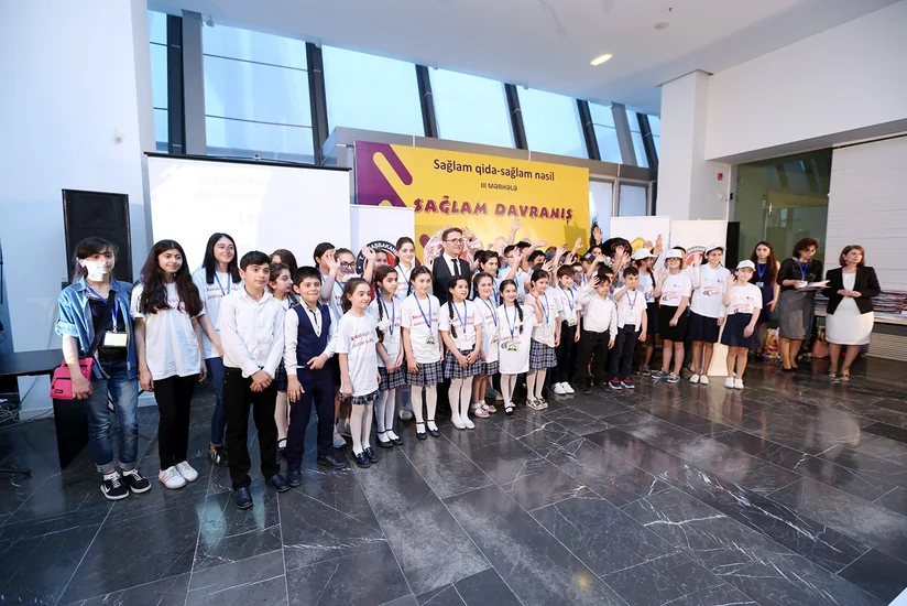 “Pətək” İctimai Birliyi məktəblilər arasında keçirdiyi sərgi-müsabiqənin qaliblərini mükafatlandırıb