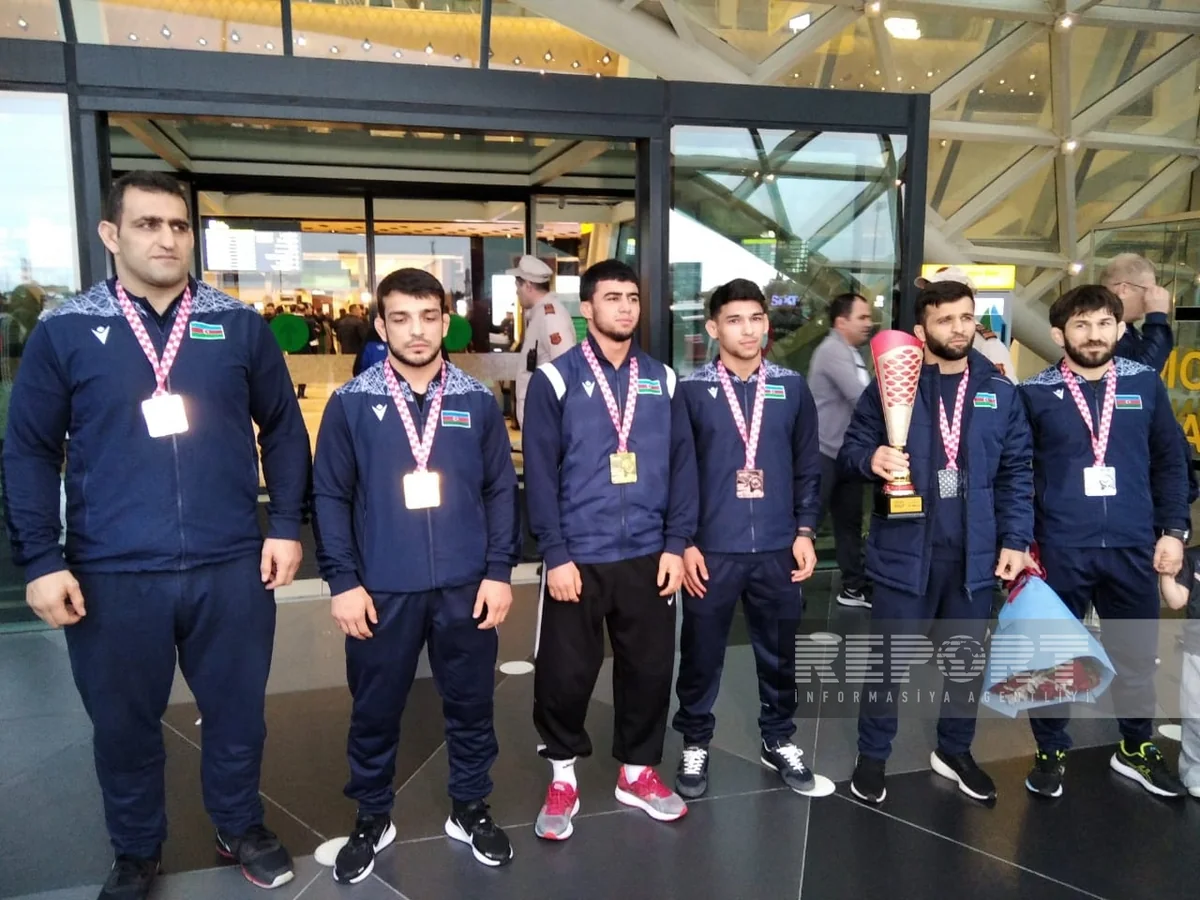 Avropa çempionatında 6 medal qazanan yunan-Roma güləşçiləri Vətənə qayıdıblar
