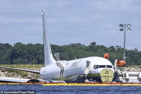 Из съехавшего в реку во Флориде Boeing 737 извлекли бортовой самописец