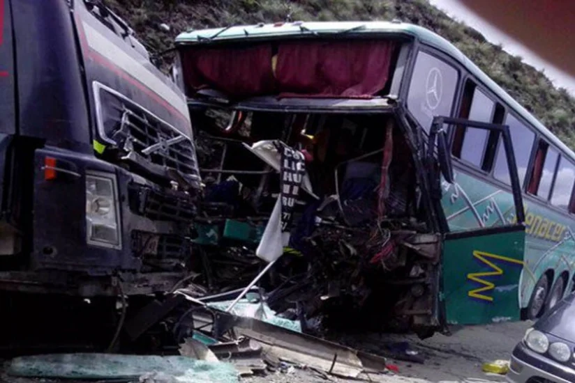 Boliviyada avtobus yük maşını ilə toqquşub: 15 ölü