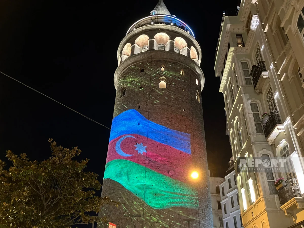 İstanbuldakı Qalata qülləsi Azərbaycan bayrağının rənglərinə boyanıb