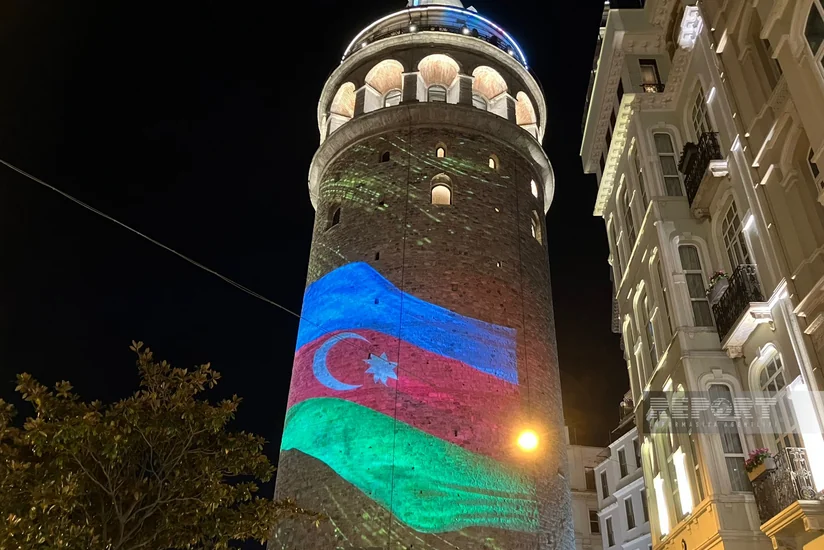 İstanbuldakı Qalata qülləsi Azərbaycan bayrağının rənglərinə boyanıb