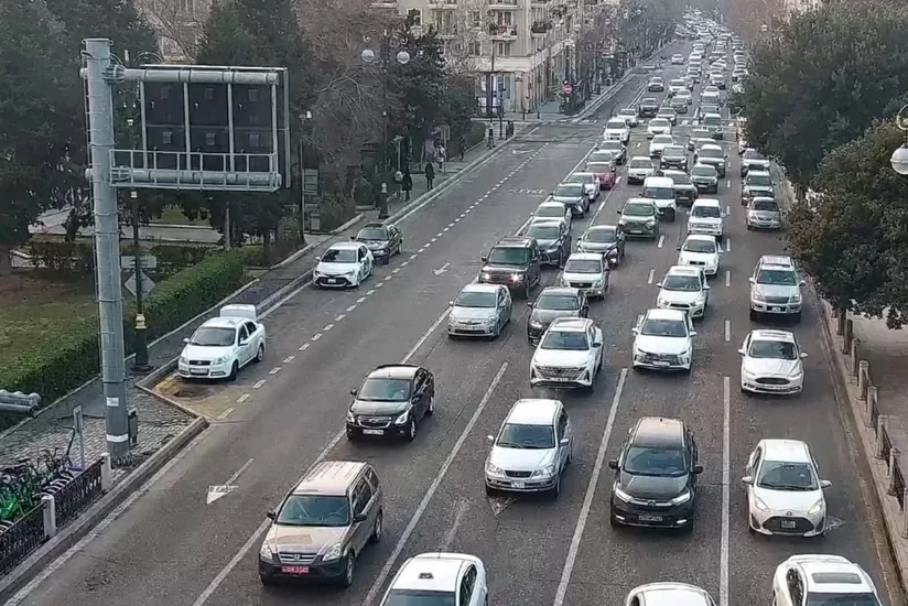 Bakının bir sıra yollarında nəqliyyatın sıxlığı yaranıb