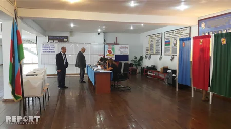 36 saylı Xətai dördüncü seçki dairəsinin 4 saylı seçki məntəqəsində səsvermə davam edir