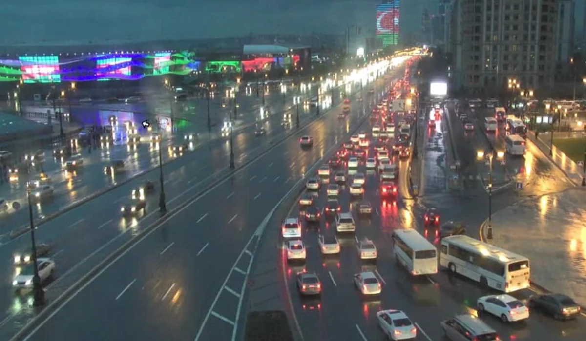 Bakıda avtobuslar gecikmə ilə hərəkət edir