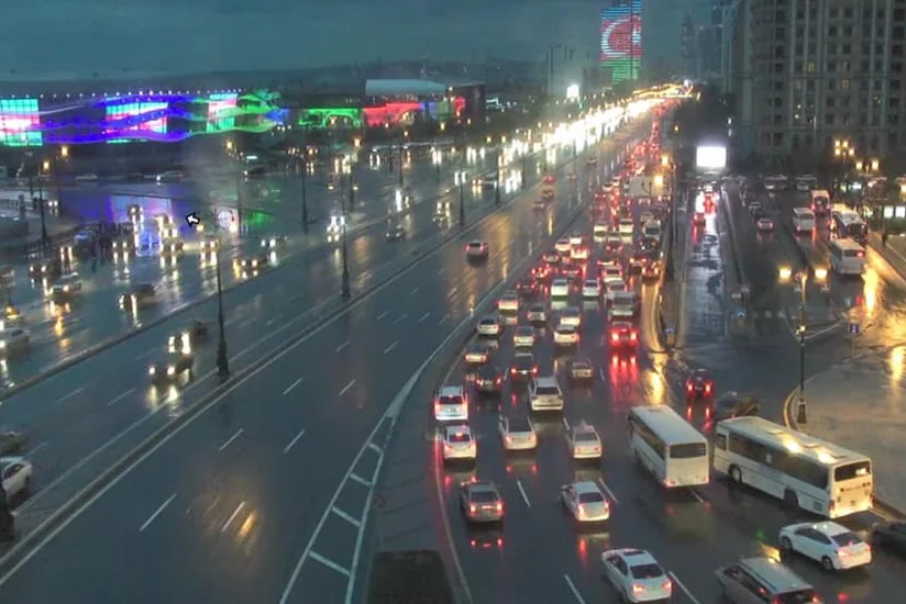 Bakıda avtobuslar gecikmə ilə hərəkət edir