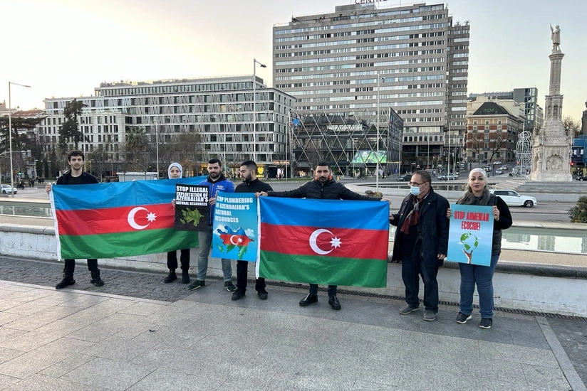 Azərbaycanlılar Madriddə erməni ekoterroruna etiraz ediblər