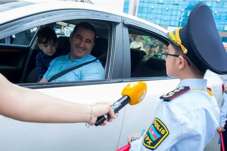 Bakıda uşaqlar yol polisini əvəz edib