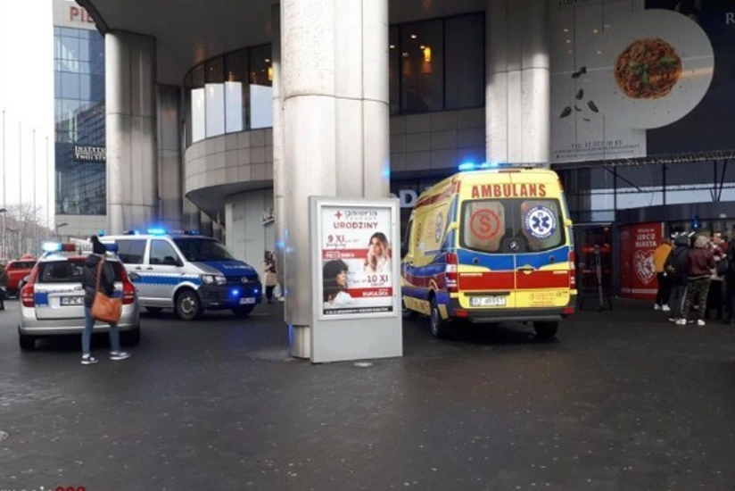 Polşada ticarət mərkəzinin tavanı uçub - VİDEO