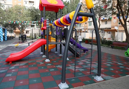 Bakıda Leyla Əliyevanın iştirakı ilə növbəti abadlaşdırılmış həyətin açılışı olub