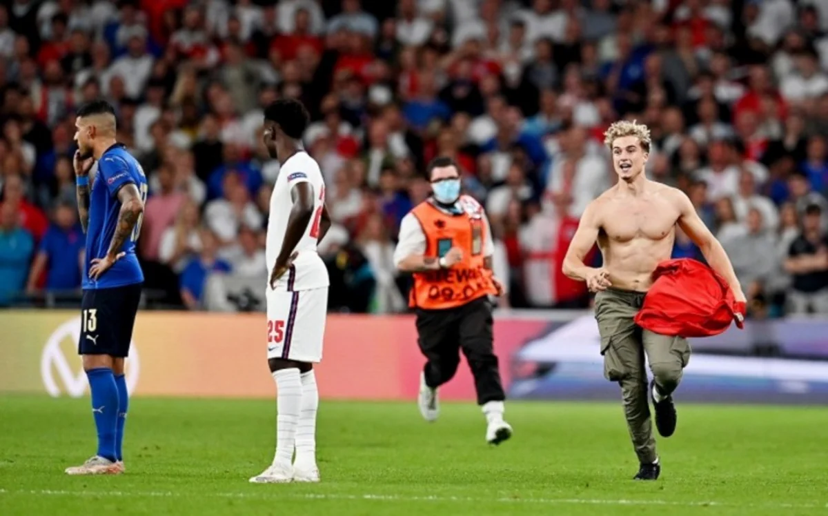 ЕВРО-2020: Болельщик выбежал на поле во время финала