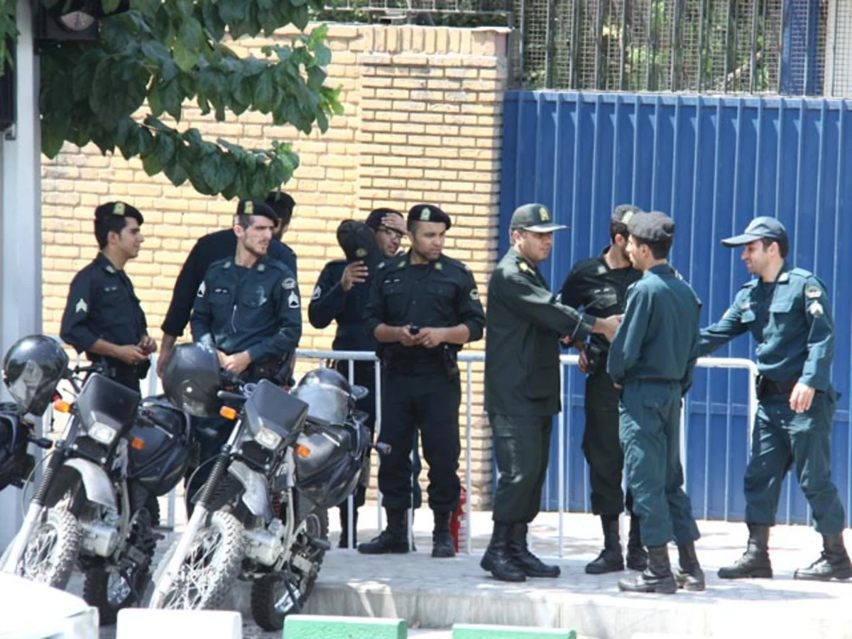 ​ABŞ və Britaniya bayrağı olan mallar Tehran mağazalarından yığışdırılır