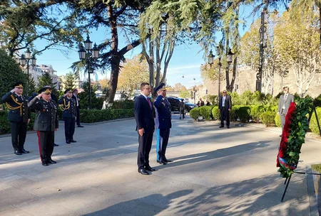 Azərbaycan Müdafiə Nazirliyinin nümayəndə heyəti Tbilisidə Heydər Əliyevin abidəsini ziyarət edib