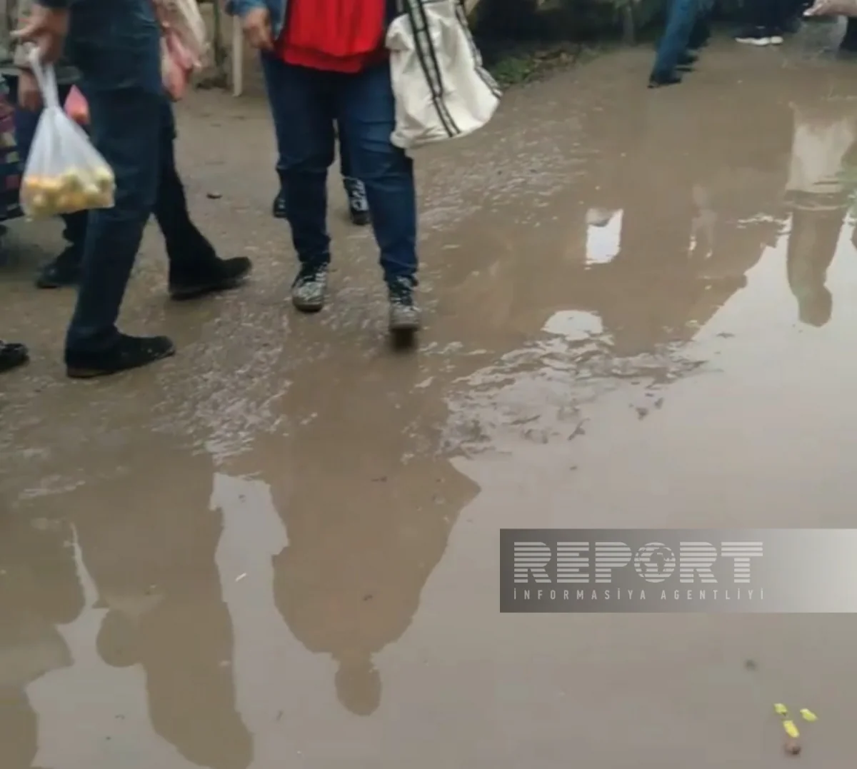 Biləsuvarın mərkəzi bazarının ərazisi bərbad vəziyyətə düşüb