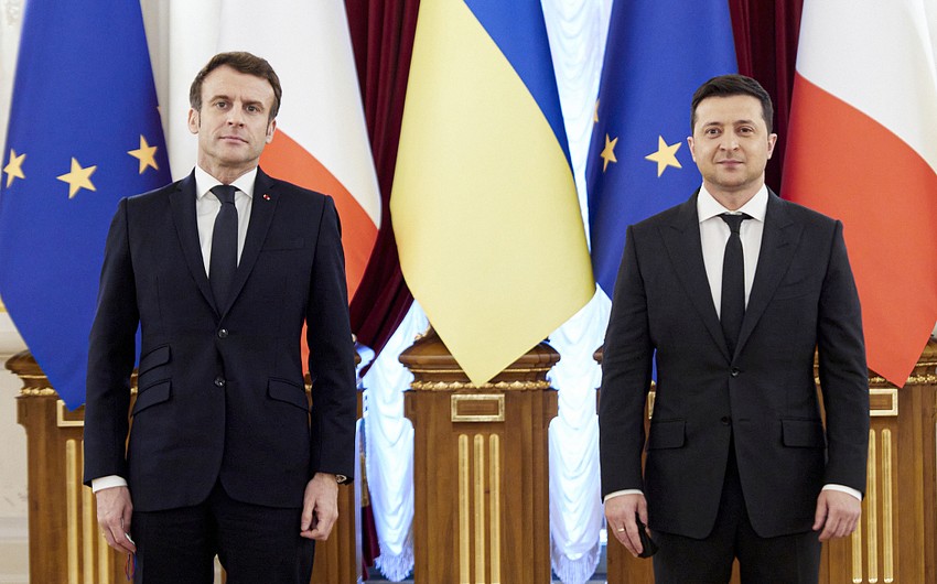Макрон проводит переговоры с Зеленским