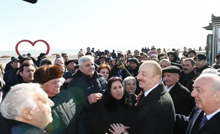 Prezident Sumqayıtın dənizkənarı bulvarında şəhərin sakinləri ilə görüşüb