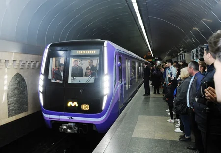 Prezident İlham Əliyev paytaxta gətirilən yeni metro qatarlarında yaradılan şəraitlə tanış olub - YENİLƏNİB