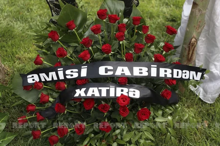 Ailəsi ilə danışdıqdan 40 dəqiqə sonra şəhid olan hərbçinin xatirə lövhəsi açılıb