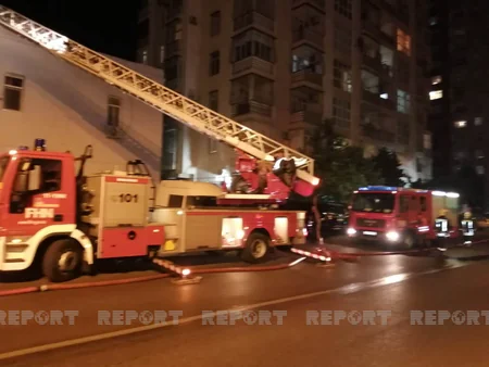 В Баку произошел пожар в двухэтажном доме