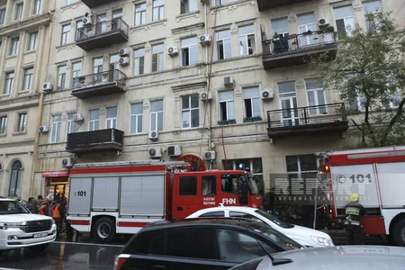 В центре Баку произошел пожар в жилом доме