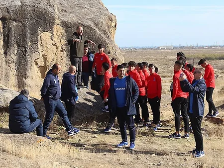AFFA-nın təşəbbüsü ilə Azərbaycan yığması üçün Qobustan Milli Tarixi-Bədii Qoruğuna ekskursiya təşkil olunub