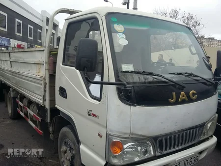 Bakıda yük maşını aşıb - FOTO