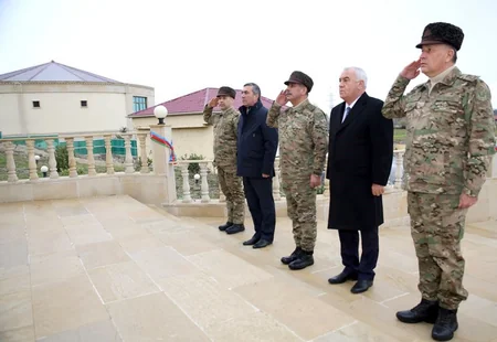 Müdafiə Nazirliyinin rəhbərliyi cəbhə bölgəsində səfərdədir - VİDEO