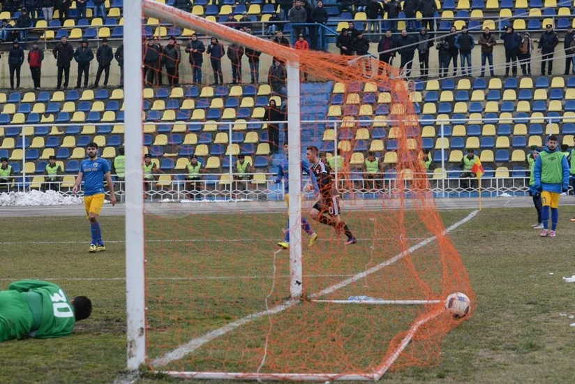 Qəbələ rəsmisi: Gəncə şəhər stadionunda futbol oynanılmaz
