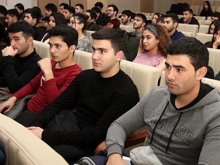Mahir Mədətov Avroliqanın finalı ilə əlaqədar tələbələrlə görüşüb