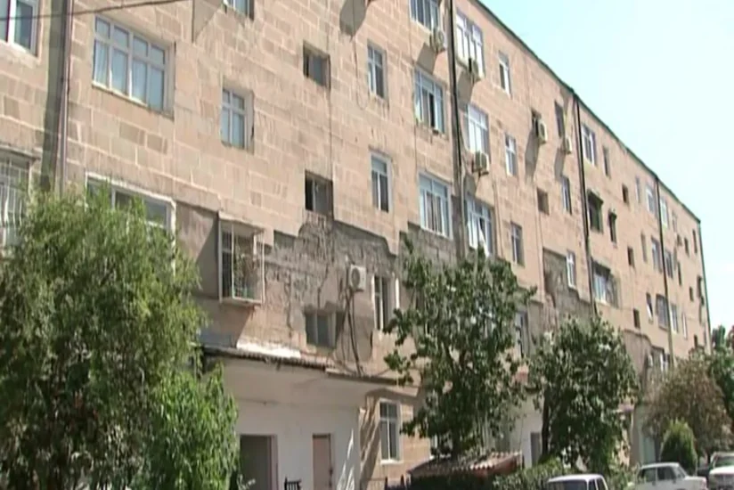 Göyçayın mərkəzində binanın fasadının daşları yerə tökülür: sakinlər təhlükə ilə üzləşib