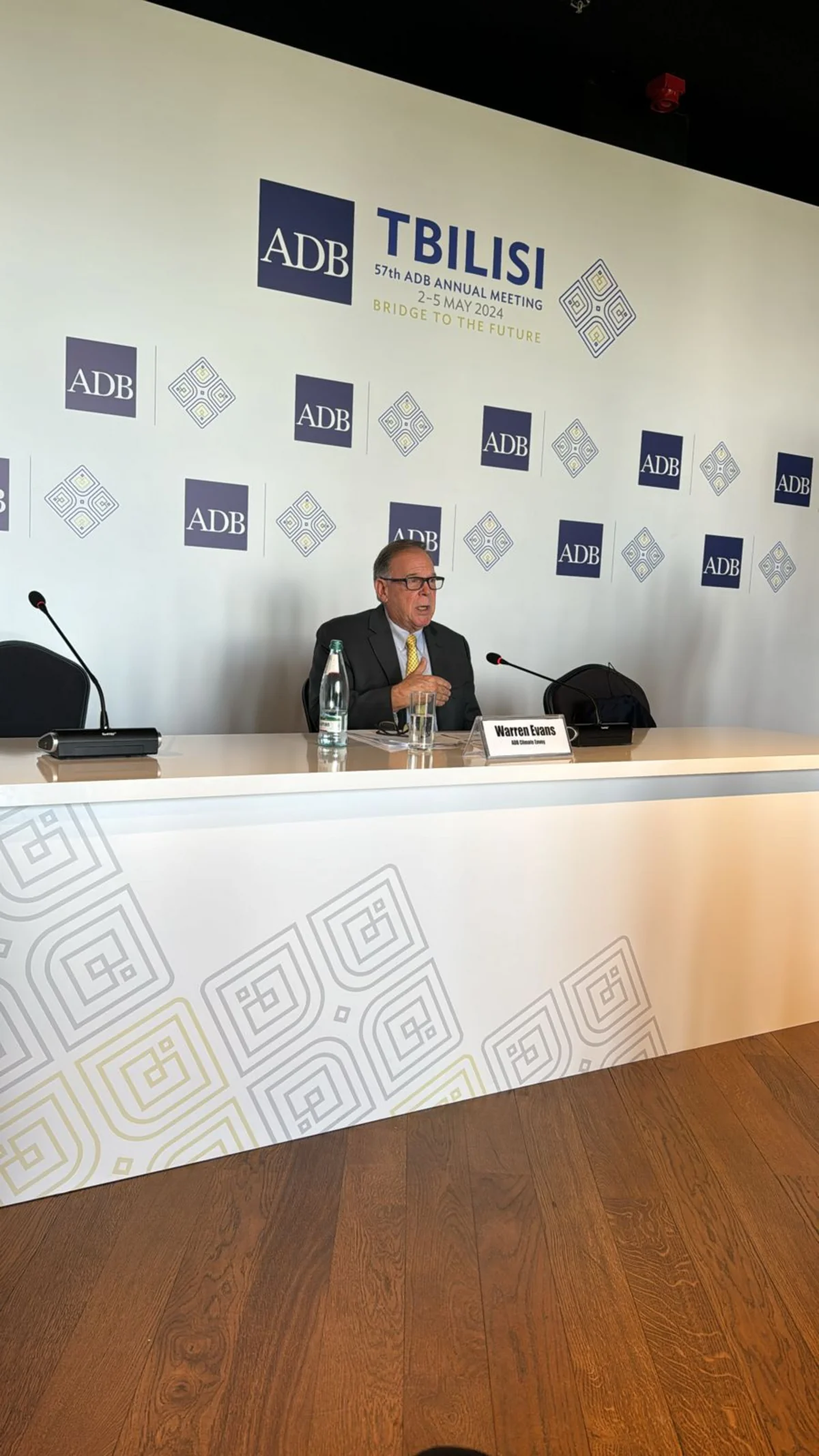 ADB müşaviri: “Təmiz enerjiyə keçid yaxşı biznesdir”