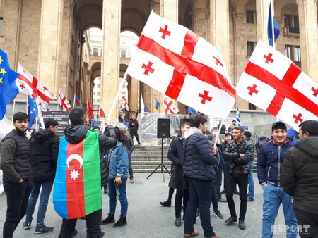 Azərbaycanlılar və gürcülər Tbilisidə parlamentin qarşısında birgə aksiya keçirib - FOTO  - VİDEO - YENİLƏNİB-2
