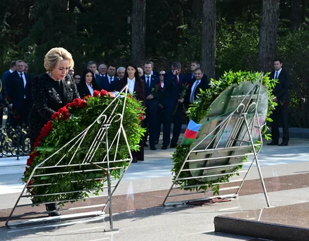 Valentina Matviyenko Fəxri və Şəhidlər xiyabanlarını ziyarət edib - YENİLƏNİB